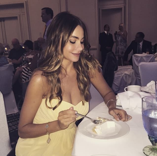 A esta belleza le encanta darse sus gustitos.