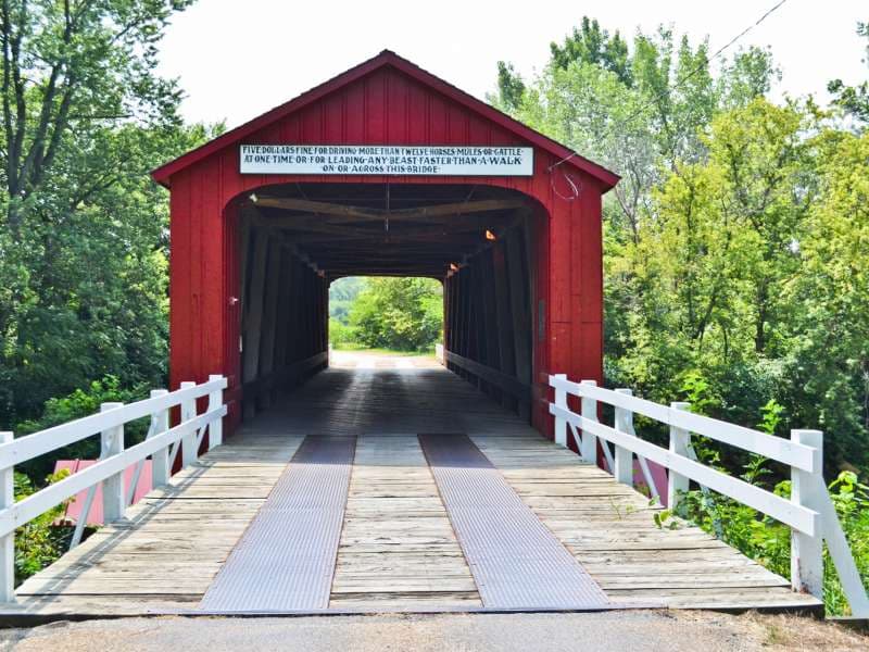 <b><a href="https://meetinillinois.com/explore/listing/captain-swift-covered-bridge" target="_blank">Princeton, IL.</a></b> Además de su calle principal clásica llena de tienditas de todo tipo y de artesanías locales y antigüedades, la ciudad también alberga el “Lovejoy Homestead”, una parada del ferrocarril subterráneo. Además, tienes que ver sus puentes cubiertos.