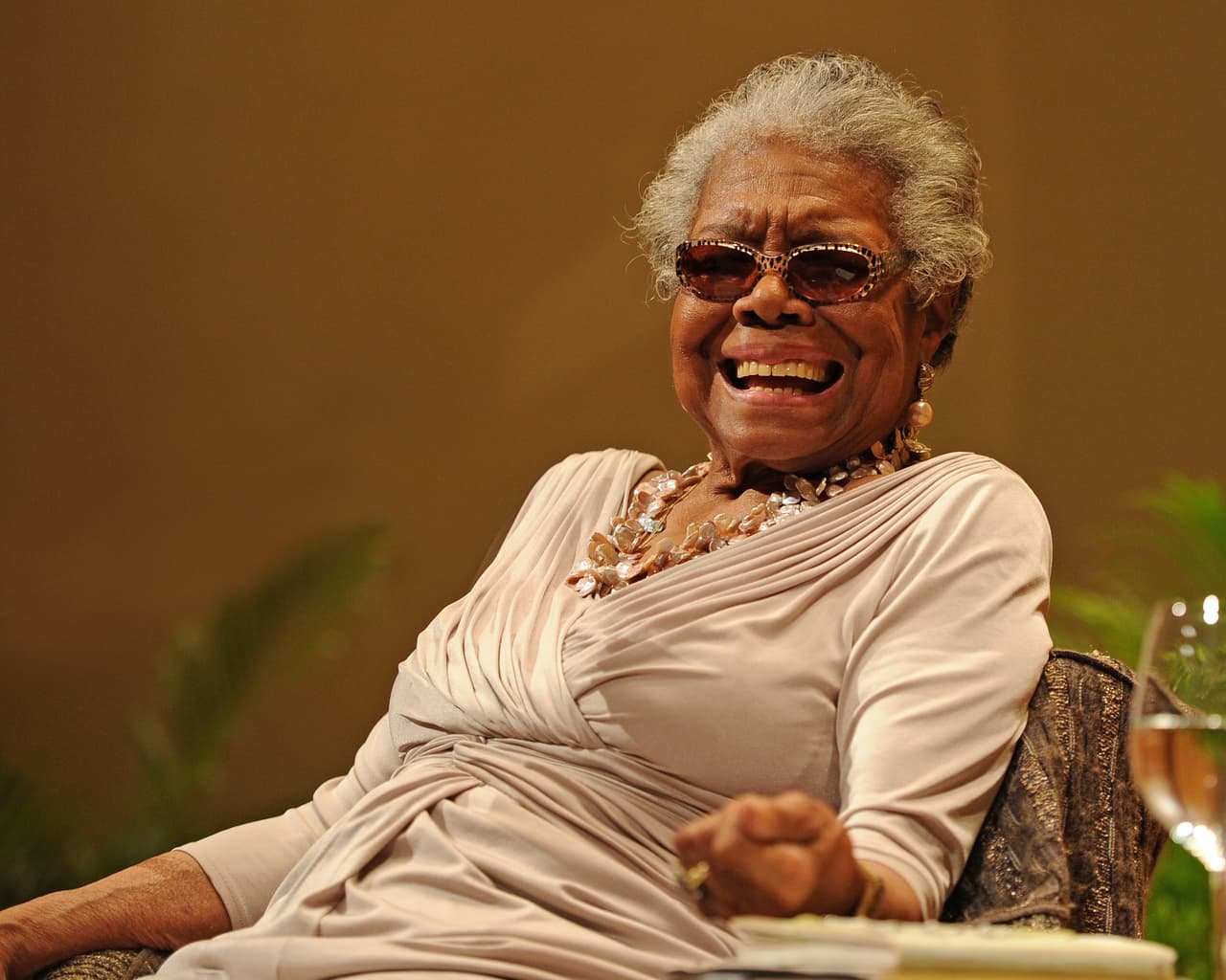 <b>Dra. Maya Angelou</b>, autora, poeta, artista y maestra.