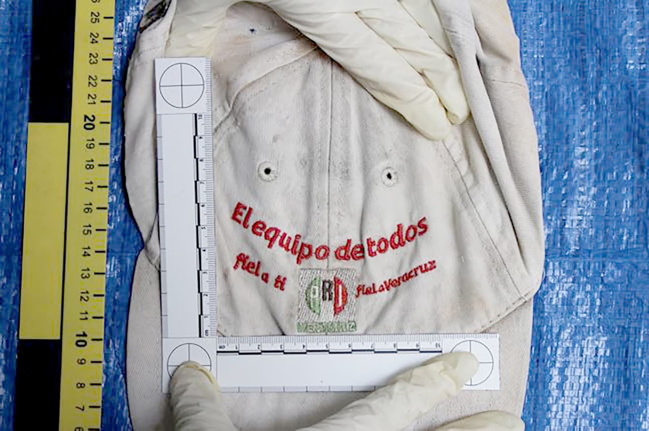 Estas fotografías corresponden a las prendas y accesorios hallados en las fosas clandestinas ubicadas en el municipio de Alvarado, Veracruz, y que fueron halladas en agosto 2018. 
<a href="https://www.univision.com/noticias/america-latina/asi-es-la-nueva-fosa-clandestina-donde-se-encontraron-47-craneos-en-veracruz-fotos-fotos">En esa misma zona fueron hallados otras fosas en 2017. </a>