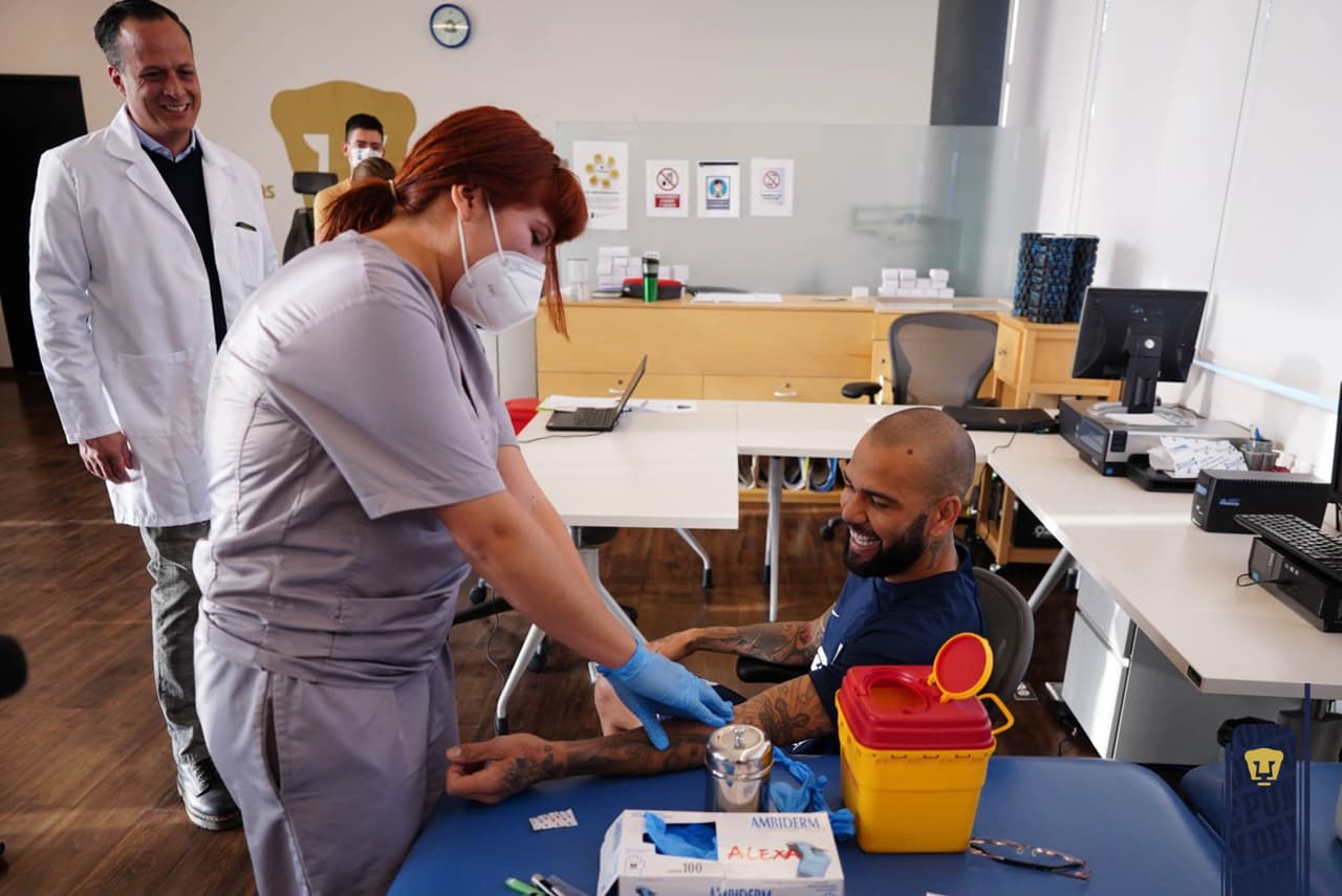 Dani Alves presentó sus pruebas físicas y médicas antes de firmar su contrato con Pumas.