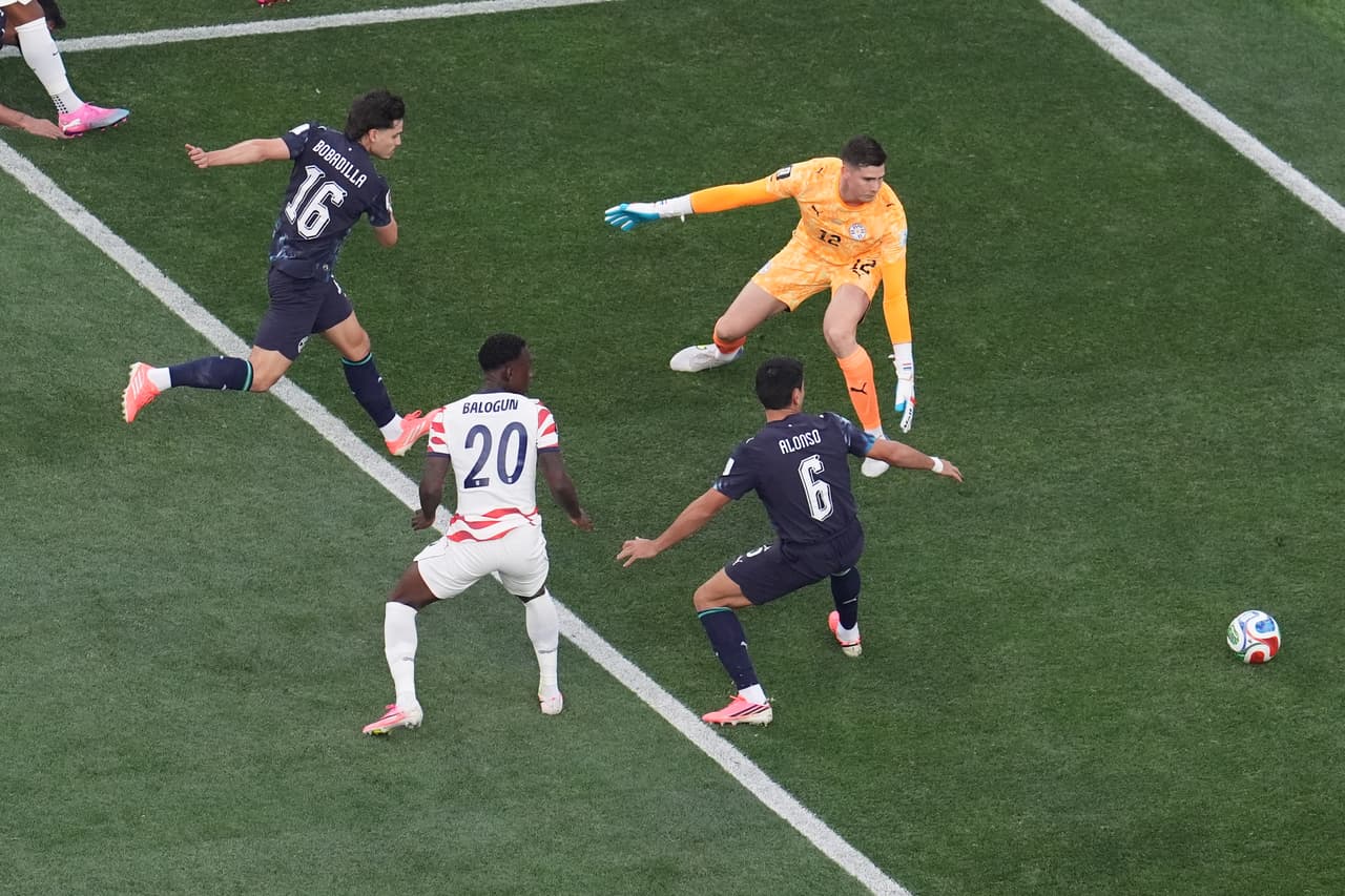 El paraguayo Damián Bobadilla (16) marca un autogol durante el partido de fútbol del Grupo D de la Copa del Mundo contra Estados Unidos.