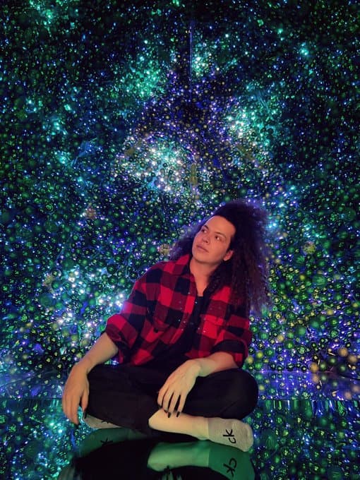 Al terminar ‘Se vale’, siguió construyendo su carrera en el mundo del espectáculo como bailarín, actor y comediante. Hasta se convirtió en ‘influencer’ en YouTube con el canal La señora de las Lomas.