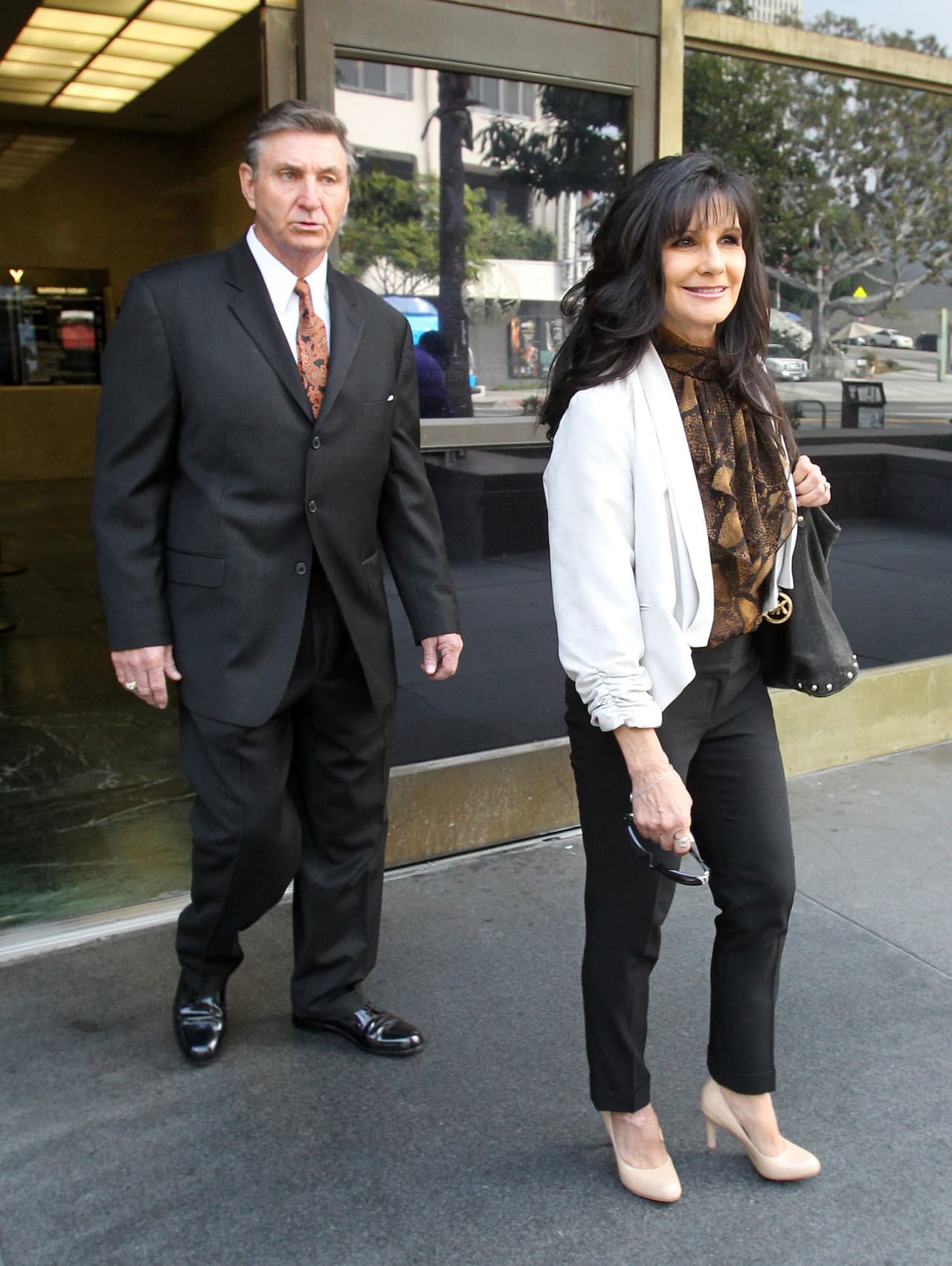 De acuerdo con el trabajo del periodista Mobeen Azhar, Jamie Spears argumentó ante las autoridades que 
<b><a href="https://www.univision.com/famosos/surgen-primeras-imagenes-de-britney-spears-tras-internarse-hace-varias-semanas-en-un-centro-de-salud-mental-fotos" target="_blank">su famosa hija padecía "demencia"</a></b> cuando pidió la tutela en 2008. 
<br>
<br> 
<br>