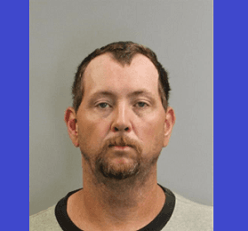 Adam Benjamin Simmons de 42 años, tiene una orden civil de arresto por incumplimiento de manutención a menores desde enero 7 del 2019. Simmons tiene un atraso en los pagos porSimmons mide 6’ 5” y pesa 195 lbs. Su última residencia está localizada en el 2756 Sweetbriar Road Sophia, NC 27350.Si usted tiene pistas sobre su paradero contacte a la oficina del Sheriff del Condado de Randolph al 336-318-6699 or 9-1-1