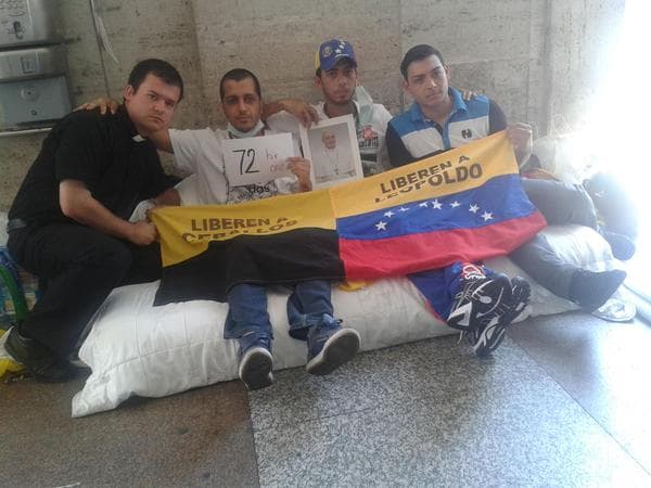 El opositor Martín Paz, junto a su compañero José Vicente García, concejales de la ciudad de San Cristobal, llevan cuatro días en huelga de hambre frente al Vaticano para pedir la mediación del papa Francisco para que el gobierno venezolano libere a los presos políticos del País.