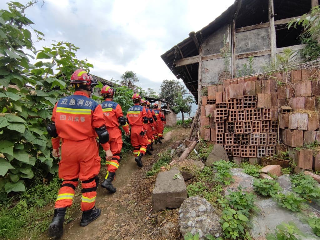 Unos 30 bomberos locales se desplazaron poco después del temblor a la zona del epicentro y otros acudieron desde otros lugares de Sichuan a la zona cero del seísmo, informó Xinhua.
