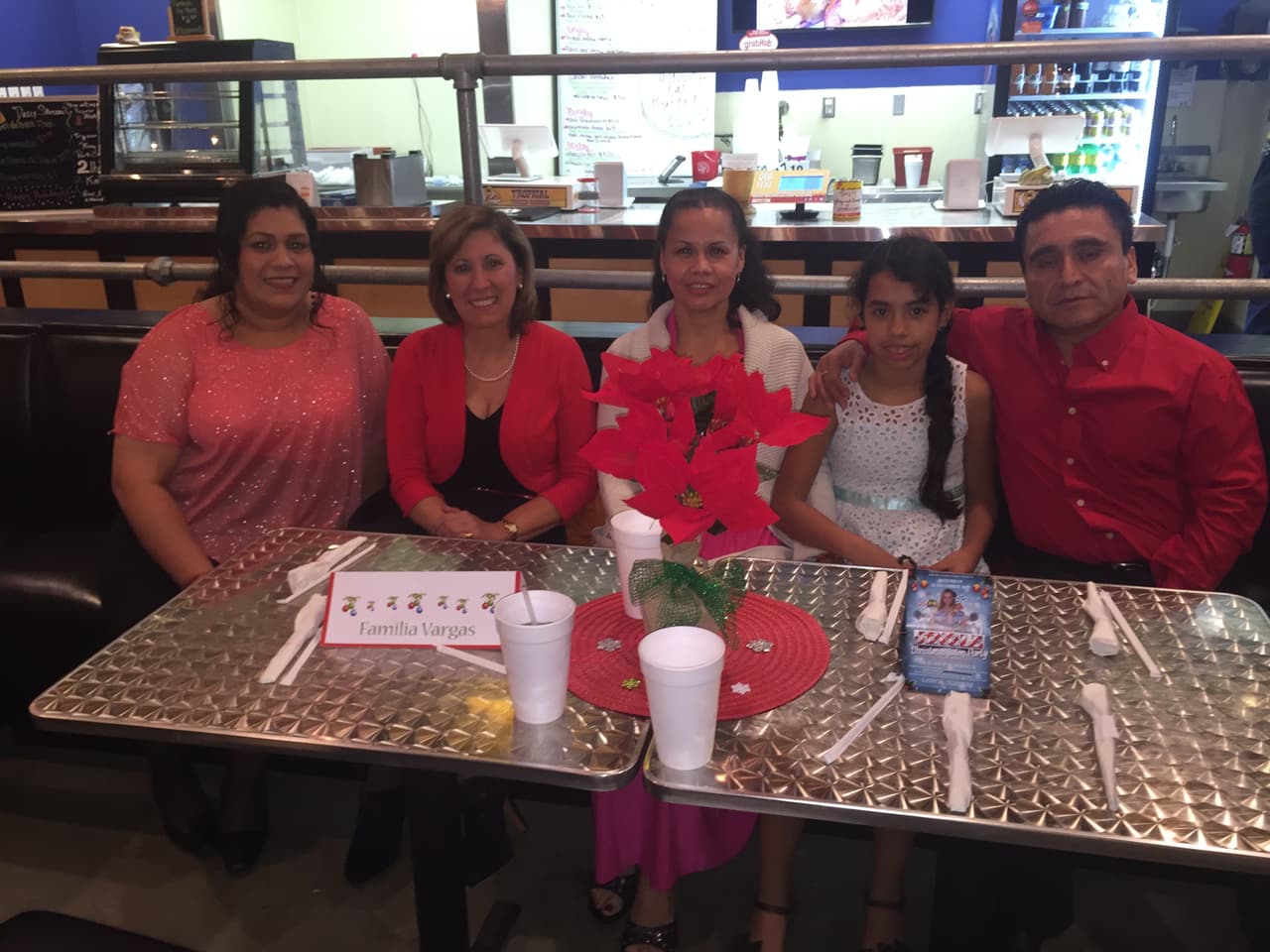 El pasado jueves 10 de diciembre se llevó a cabo la segunda edición de nuestra Cena Noticias 40. En esta oportunidad, 8 familias hispanas tuvieron el privilegio de compartir una inolvidable cena navideña con el equipo de Univision 40. El ambiente estuvo acompañado de muchos regalos, música navideña y una comida deliciosa cortesía de Tropical Picken Chicken. Agradecemos a nuestra comunidad y les deseamos a todos una Prospera y Feliz Navidad.