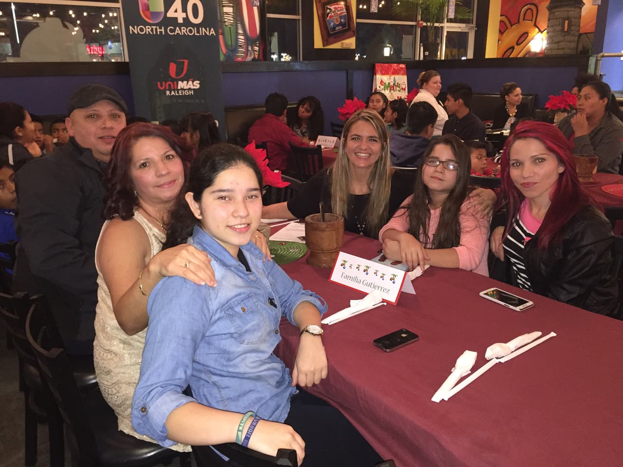 El pasado jueves 10 de diciembre se llevó a cabo la segunda edición de nuestra Cena Noticias 40. En esta oportunidad, 8 familias hispanas tuvieron el privilegio de compartir una inolvidable cena navideña con el equipo de Univision 40. El ambiente estuvo acompañado de muchos regalos, música navideña y una comida deliciosa cortesía de Tropical Picken Chicken. Agradecemos a nuestra comunidad y les deseamos a todos una Prospera y Feliz Navidad.