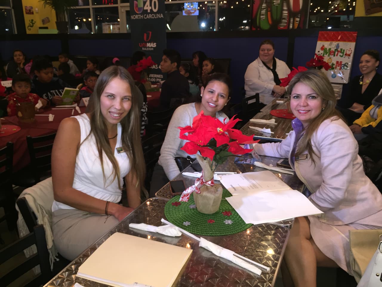 El pasado jueves 10 de diciembre se llevó a cabo la segunda edición de nuestra Cena Noticias 40. En esta oportunidad, 8 familias hispanas tuvieron el privilegio de compartir una inolvidable cena navideña con el equipo de Univision 40. El ambiente estuvo acompañado de muchos regalos, música navideña y una comida deliciosa cortesía de Tropical Picken Chicken. Agradecemos a nuestra comunidad y les deseamos a todos una Prospera y Feliz Navidad.
