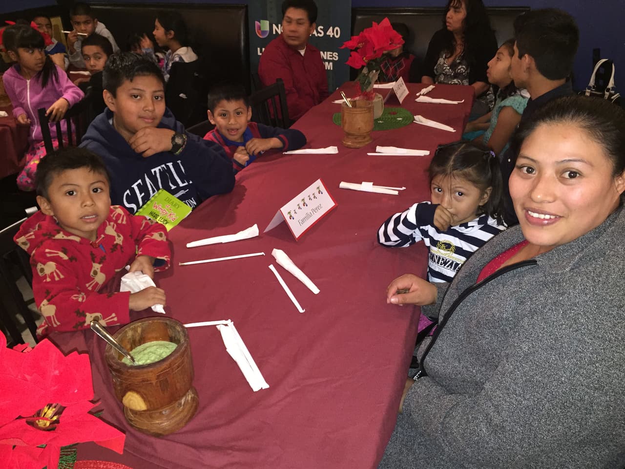 El pasado jueves 10 de diciembre se llevó a cabo la segunda edición de nuestra Cena Noticias 40. En esta oportunidad, 8 familias hispanas tuvieron el privilegio de compartir una inolvidable cena navideña con el equipo de Univision 40. El ambiente estuvo acompañado de muchos regalos, música navideña y una comida deliciosa cortesía de Tropical Picken Chicken. Agradecemos a nuestra comunidad y les deseamos a todos una Prospera y Feliz Navidad.