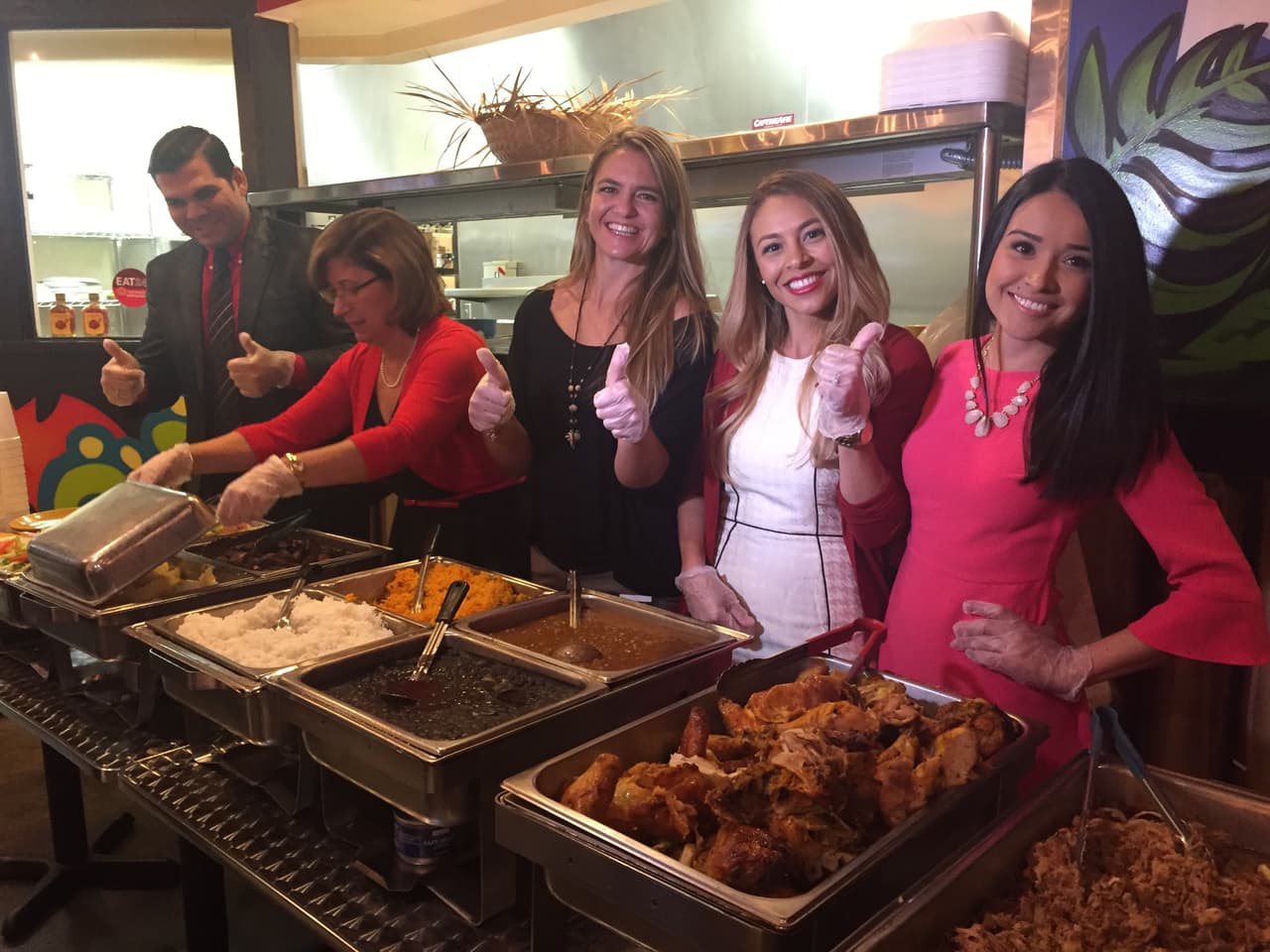 El pasado jueves 10 de diciembre se llevó a cabo la segunda edición de nuestra Cena Noticias 40. En esta oportunidad, 8 familias hispanas tuvieron el privilegio de compartir una inolvidable cena navideña con el equipo de Univision 40. El ambiente estuvo acompañado de muchos regalos, música navideña y una comida deliciosa cortesía de Tropical Picken Chicken. Agradecemos a nuestra comunidad y les deseamos a todos una Prospera y Feliz Navidad.