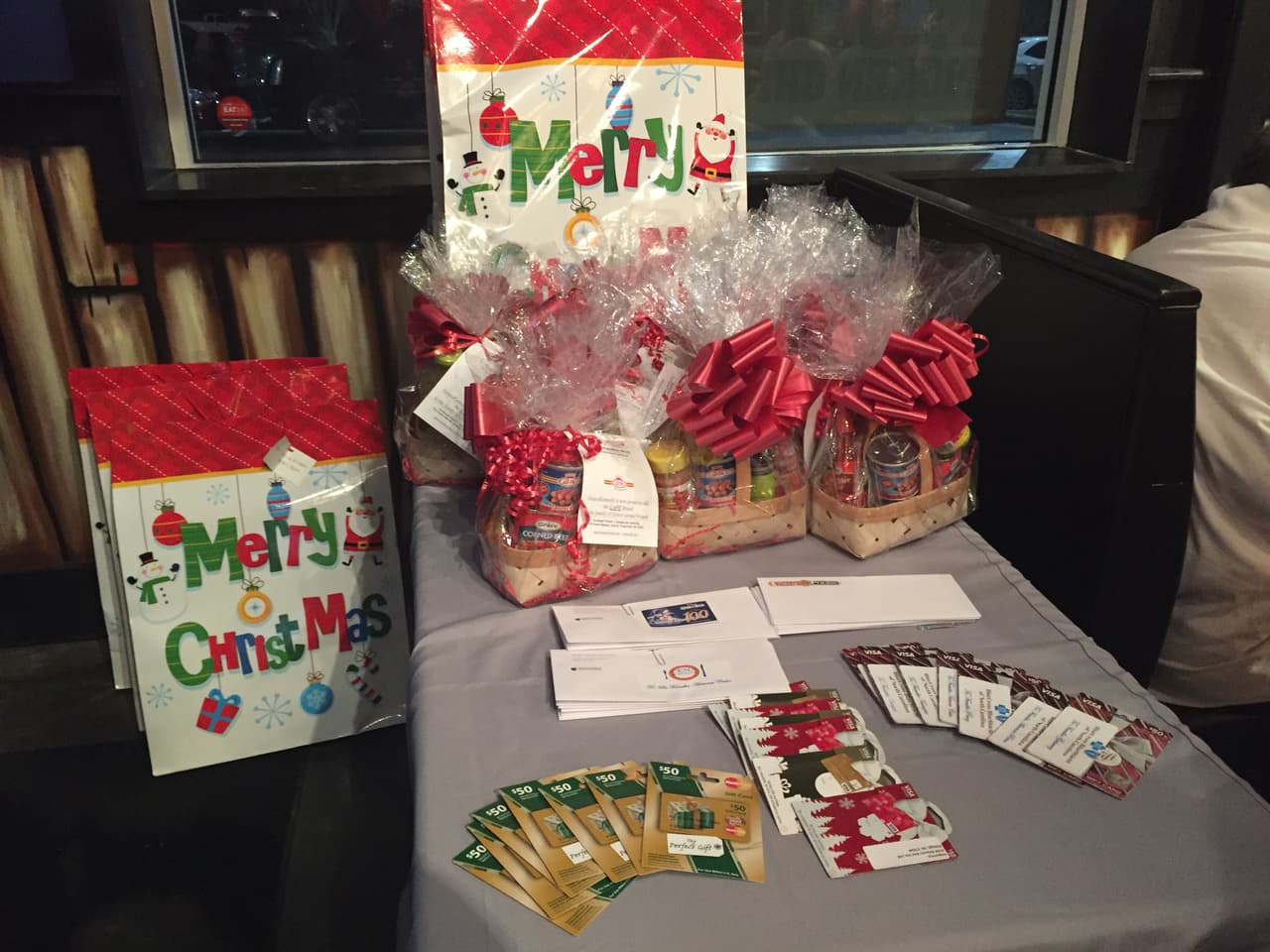 El pasado jueves 10 de diciembre se llevó a cabo la segunda edición de nuestra Cena Noticias 40. En esta oportunidad, 8 familias hispanas tuvieron el privilegio de compartir una inolvidable cena navideña con el equipo de Univision 40. El ambiente estuvo acompañado de muchos regalos, música navideña y una comida deliciosa cortesía de Tropical Picken Chicken. Agradecemos a nuestra comunidad y les deseamos a todos una Prospera y Feliz Navidad.