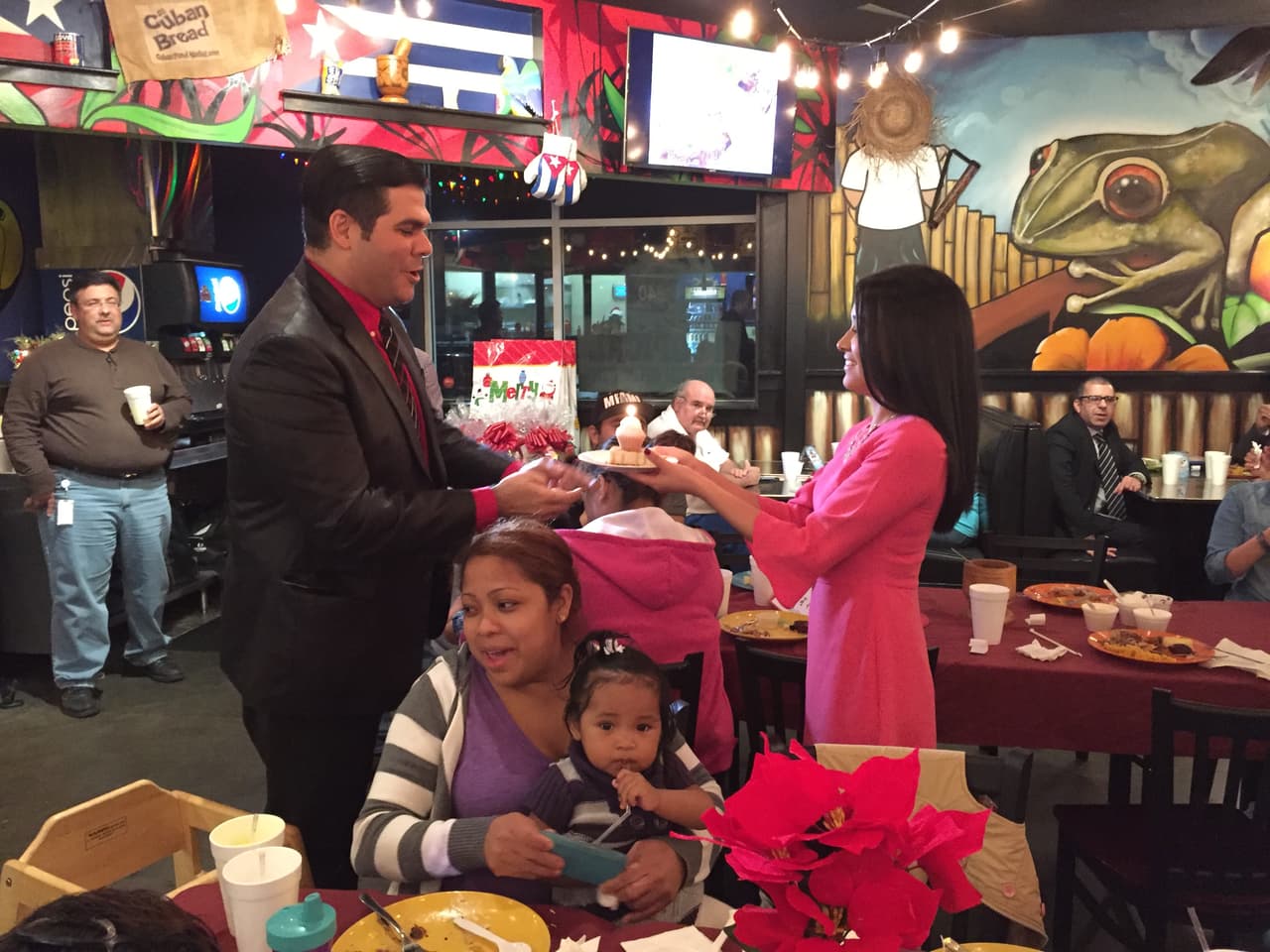 El pasado jueves 10 de diciembre se llevó a cabo la segunda edición de nuestra Cena Noticias 40. En esta oportunidad, 8 familias hispanas tuvieron el privilegio de compartir una inolvidable cena navideña con el equipo de Univision 40. El ambiente estuvo acompañado de muchos regalos, música navideña y una comida deliciosa cortesía de Tropical Picken Chicken. Agradecemos a nuestra comunidad y les deseamos a todos una Prospera y Feliz Navidad.