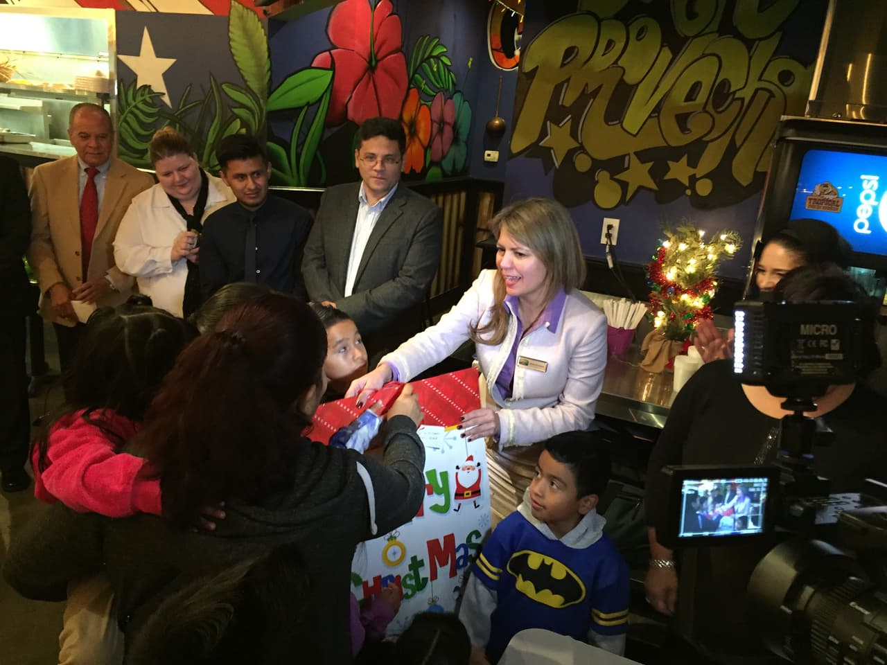 El pasado jueves 10 de diciembre se llevó a cabo la segunda edición de nuestra Cena Noticias 40. En esta oportunidad, 8 familias hispanas tuvieron el privilegio de compartir una inolvidable cena navideña con el equipo de Univision 40. El ambiente estuvo acompañado de muchos regalos, música navideña y una comida deliciosa cortesía de Tropical Picken Chicken. Agradecemos a nuestra comunidad y les deseamos a todos una Prospera y Feliz Navidad.