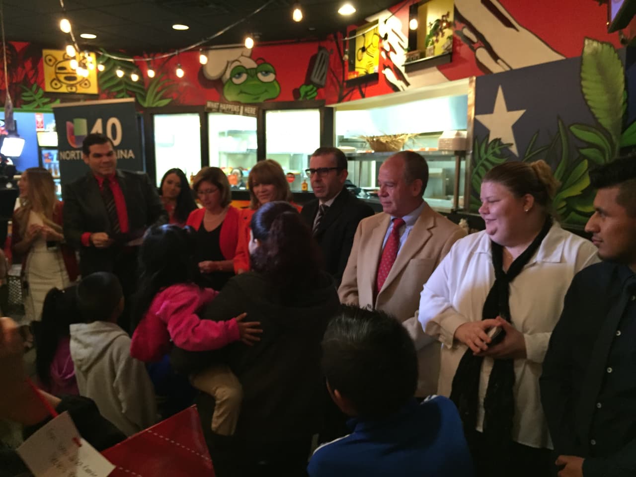 El pasado jueves 10 de diciembre se llevó a cabo la segunda edición de nuestra Cena Noticias 40. En esta oportunidad, 8 familias hispanas tuvieron el privilegio de compartir una inolvidable cena navideña con el equipo de Univision 40. El ambiente estuvo acompañado de muchos regalos, música navideña y una comida deliciosa cortesía de Tropical Picken Chicken. Agradecemos a nuestra comunidad y les deseamos a todos una Prospera y Feliz Navidad.