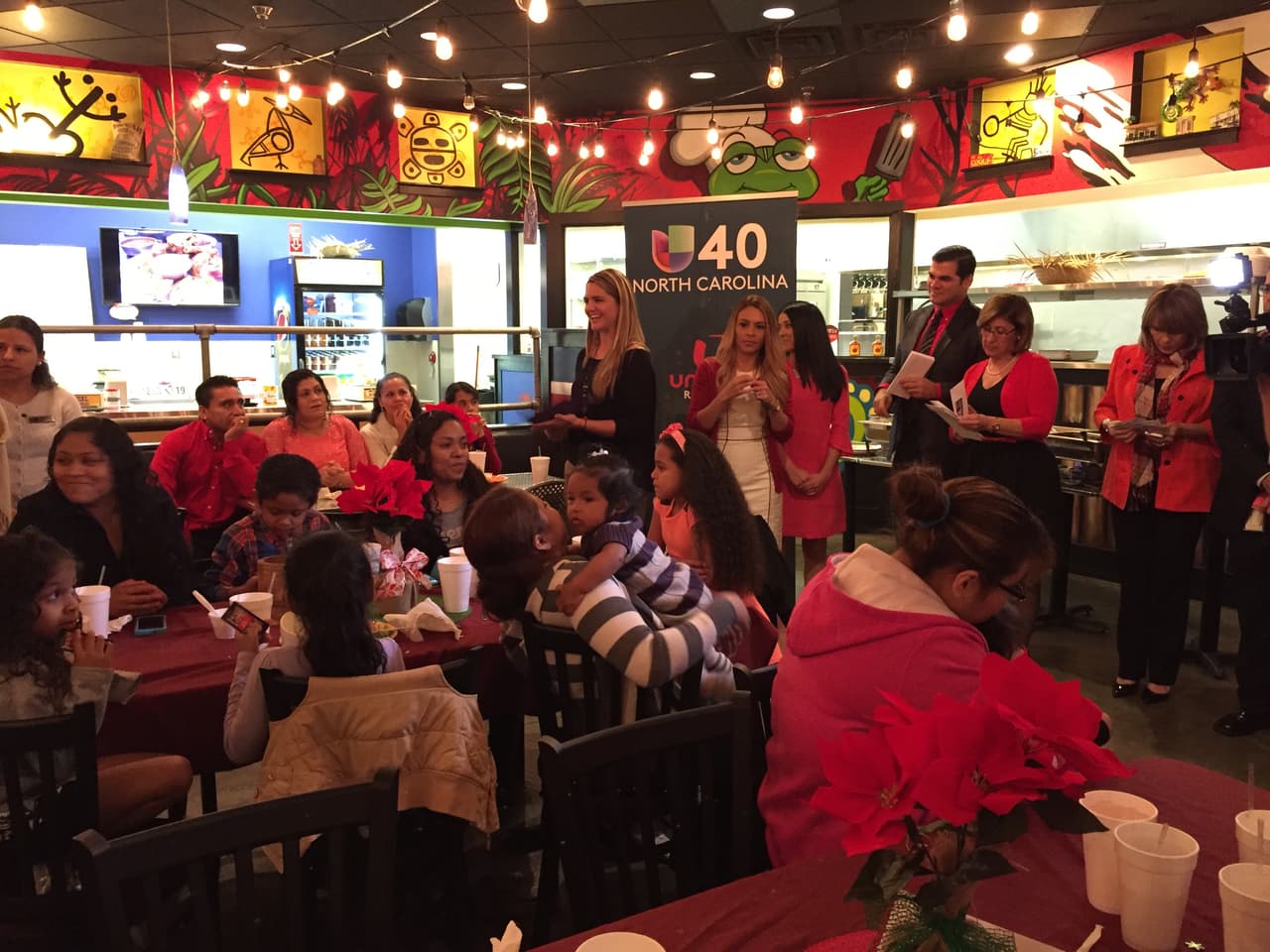 El pasado jueves 10 de diciembre se llevó a cabo la segunda edición de nuestra Cena Noticias 40. En esta oportunidad, 8 familias hispanas tuvieron el privilegio de compartir una inolvidable cena navideña con el equipo de Univision 40. El ambiente estuvo acompañado de muchos regalos, música navideña y una comida deliciosa cortesía de Tropical Picken Chicken. Agradecemos a nuestra comunidad y les deseamos a todos una Prospera y Feliz Navidad.