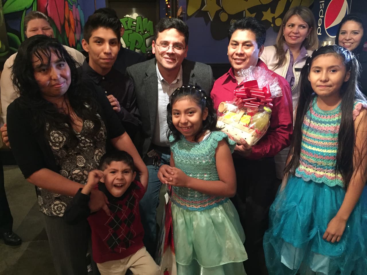 El pasado jueves 10 de diciembre se llevó a cabo la segunda edición de nuestra Cena Noticias 40. En esta oportunidad, 8 familias hispanas tuvieron el privilegio de compartir una inolvidable cena navideña con el equipo de Univision 40. El ambiente estuvo acompañado de muchos regalos, música navideña y una comida deliciosa cortesía de Tropical Picken Chicken. Agradecemos a nuestra comunidad y les deseamos a todos una Prospera y Feliz Navidad.