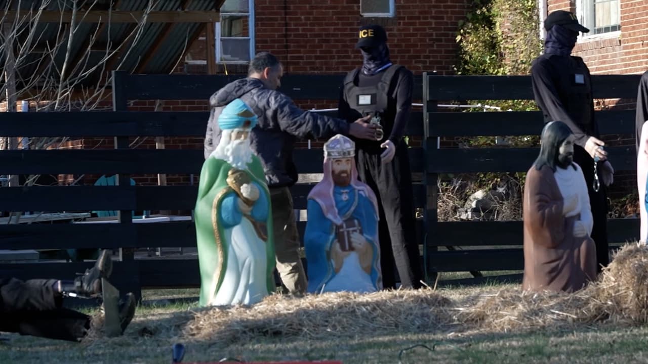 Video capta a hombre derribando figuras de ICE en un pesebre frente a una iglesia en Carolina del Norte