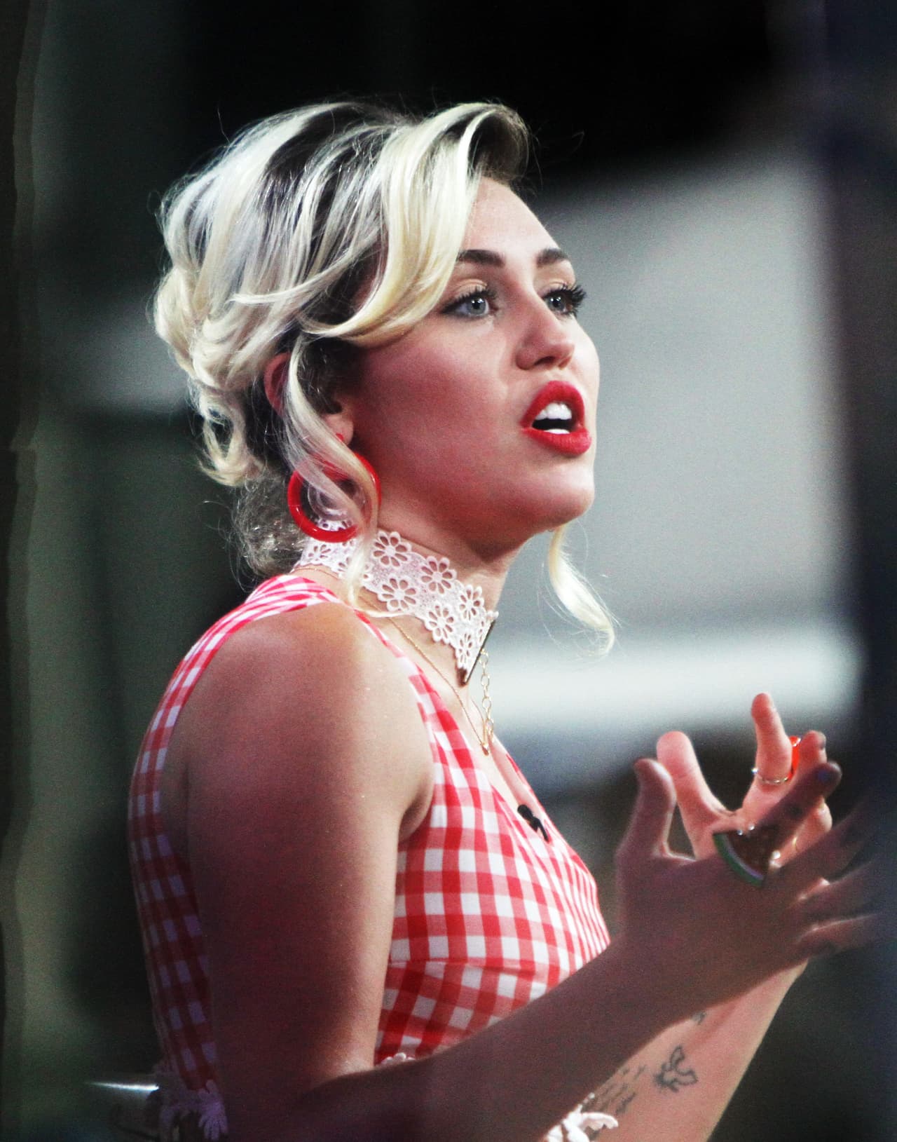 Miley Cyrus estaba tan concentrada en su interpretación que no se dio cuenta cuando un joven subió al escenario e intentó abrazarla, pero el staff de la estrella logró bajarlo de inmediato.