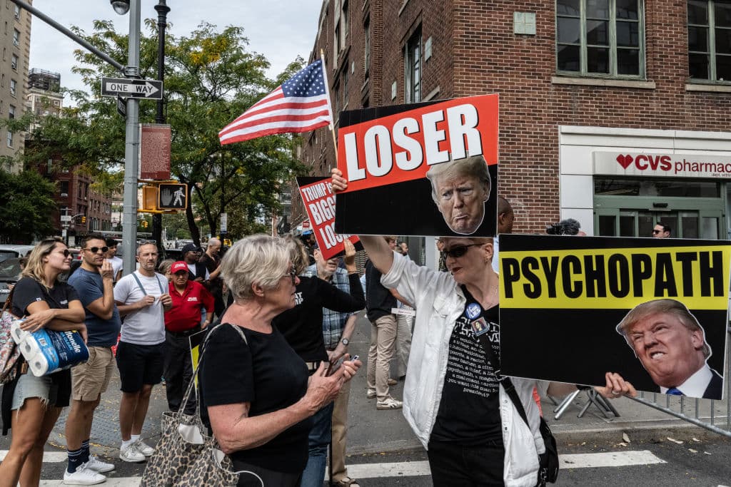 Residentes de Nueva York expresaron su descontento con pancartas creativas.