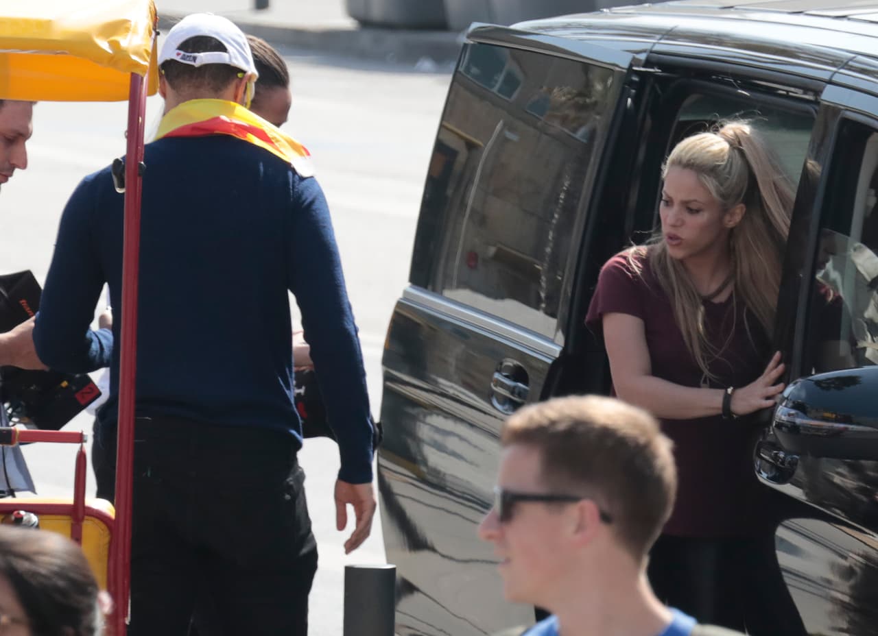 Shakira, con pantalones de cuero en la primera de Barcelona, y una gorra que dice "I love Barcelona".