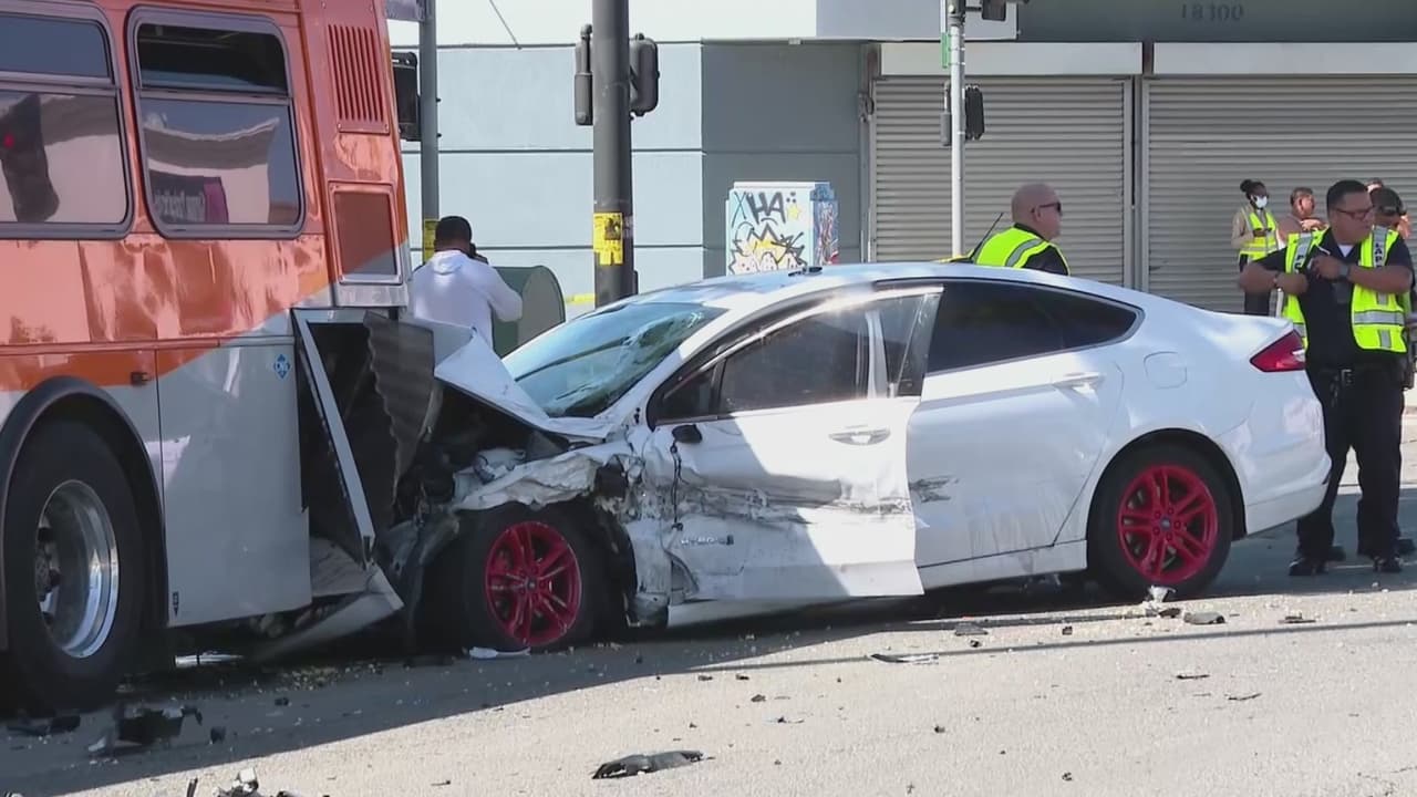 Accidente de autobús de Metro deja varios heridos, dos de gravedad en Reseda