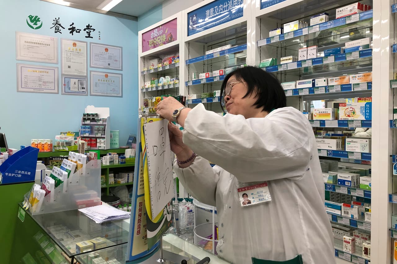 <b>¿Hay tratamiento disponible?</b> Por ser un virus, los antibióticos no funcionan. Se debe esperar que siga su curso, aunque sí se puede intentar controlar los síntomas.