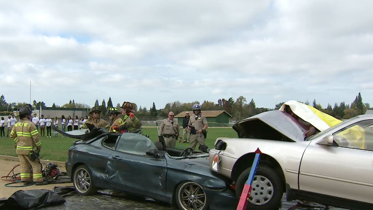 Espectacular simulacro de accidente pretende advertir a estudiantes los peligros de tomar y conducir
