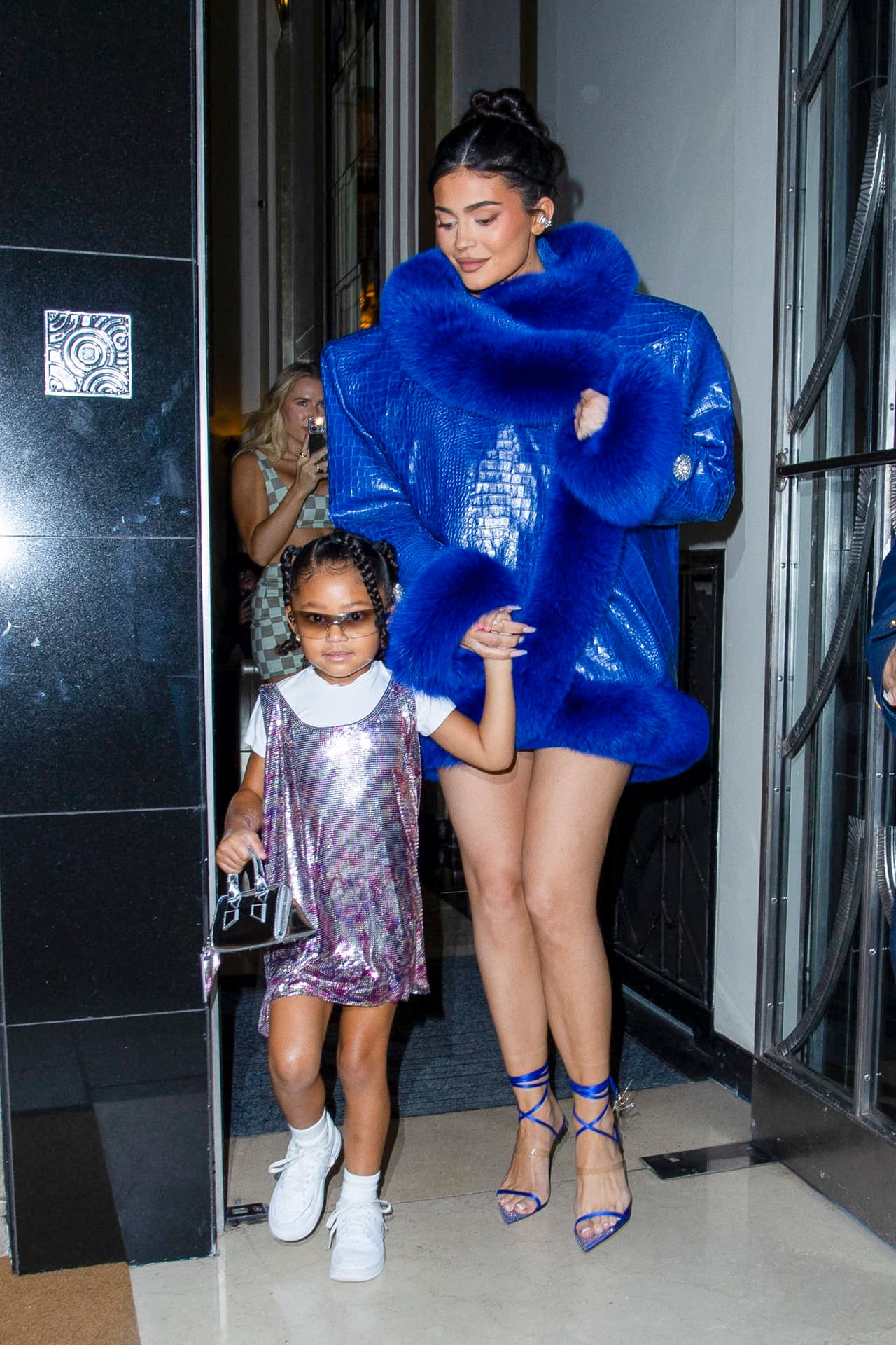 Por su parte, Stormi llevaba puesto un vestido plateado sobre una camiseta blanca.