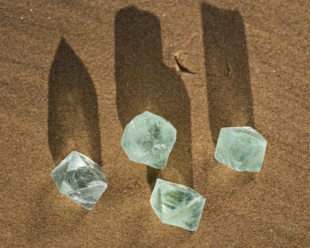 La fluorita contribuye a expulsar energías negativas, limpiando y estabilizando nuestra aura, pues ayuda a circular mejor cualquier energía espiritual y así, encontrar un balance entre lo f´isico y mental.