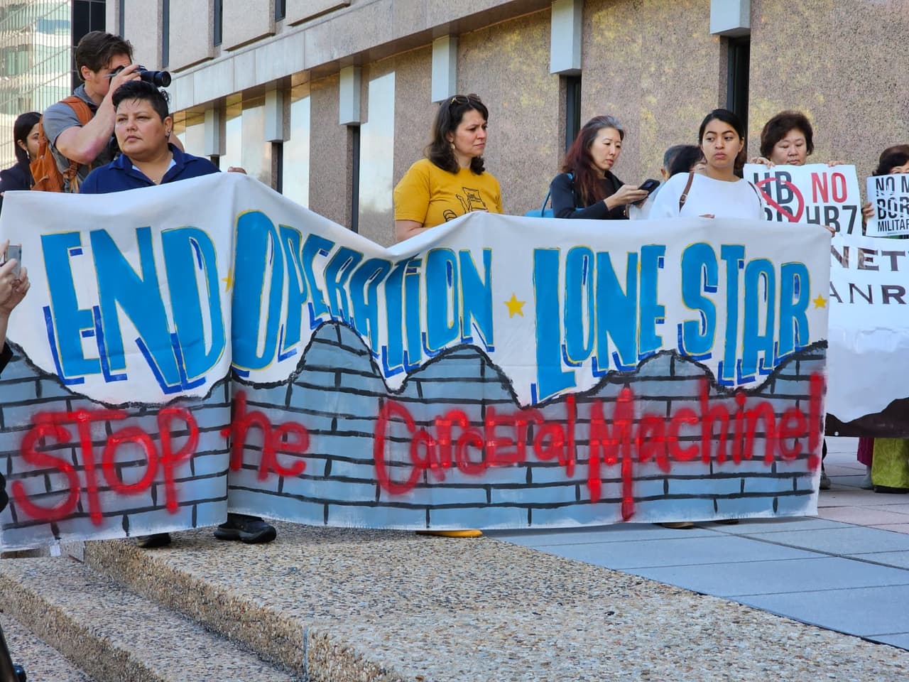 "Una pesadilla americana": Activistas y líderes denuncian ataques a comunidades fronterizas e inmigrantes en Texas