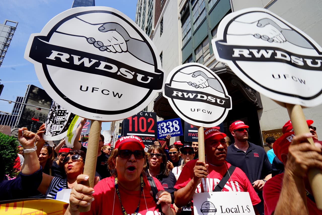 Macy's se libra de una huelga alcanzado acuerdo tentativo con trabajadores unionados en NY