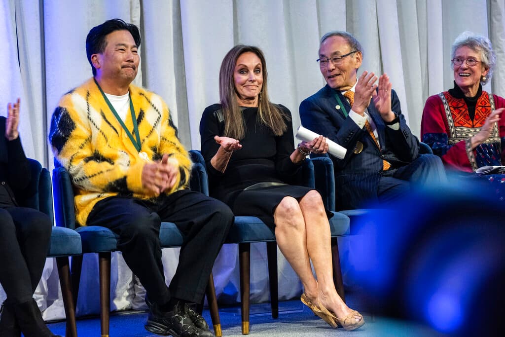 <b>Arlie Russell Hochschild </b>(primera de derecha a izquierda)
<br>Socióloga y autora, ha
<b>publicado diez libros</b> que exploran y ofrecen una nueva comprensión de las emociones que subyacen en las creencias, acciones y vidas sociales de las personas. Nacida en Boston, la Dra. Hochschild obtuvo sus títulos de posgrado en UC Berkeley, donde comenzó a enseñar en 1971. Ha vivido en el Área de la Bahía de San Francisco desde la década de 1960.