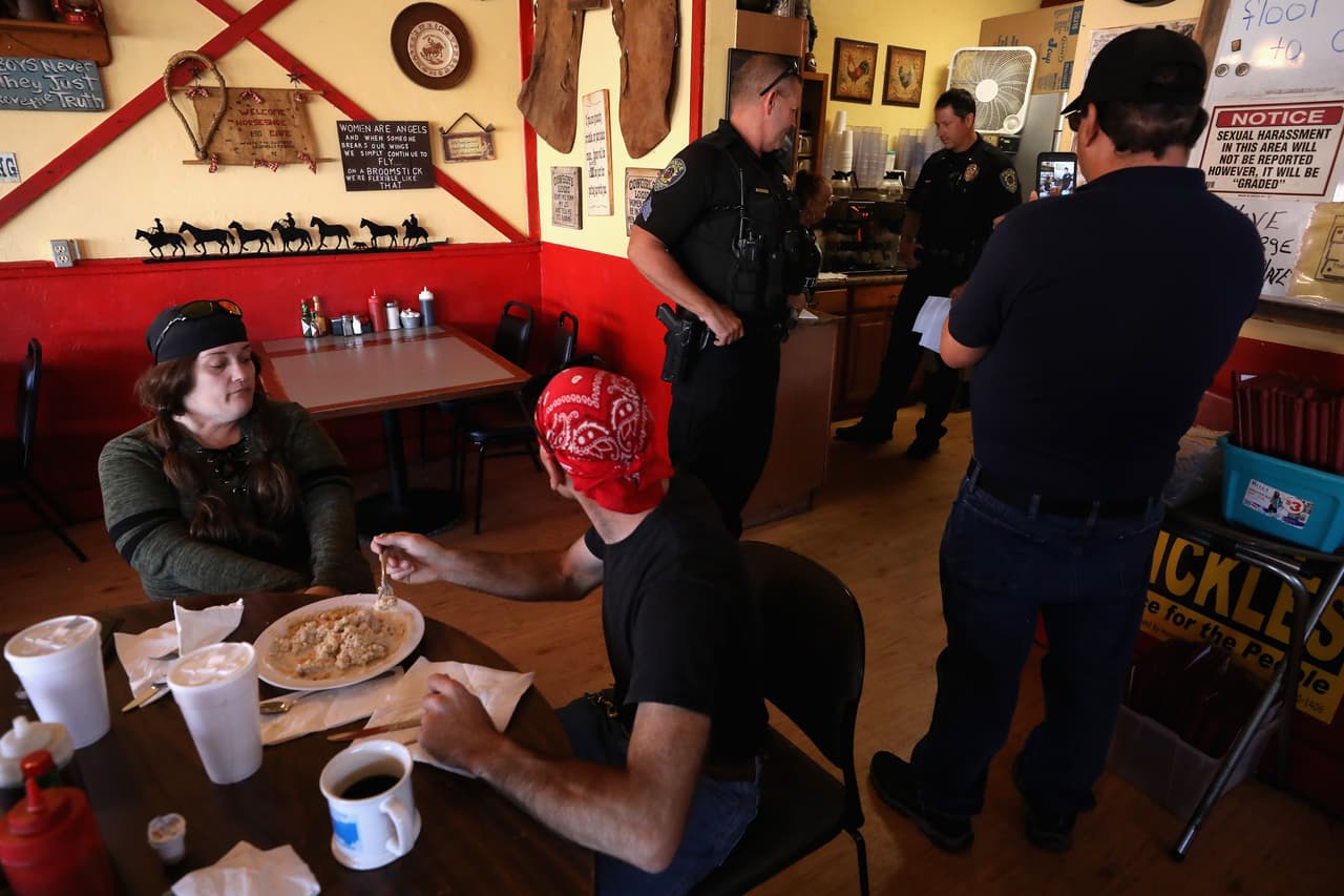 Los clientes pudieron sentarse en el establecimiento, algo que no es permitido en ningún restaurante del estado.