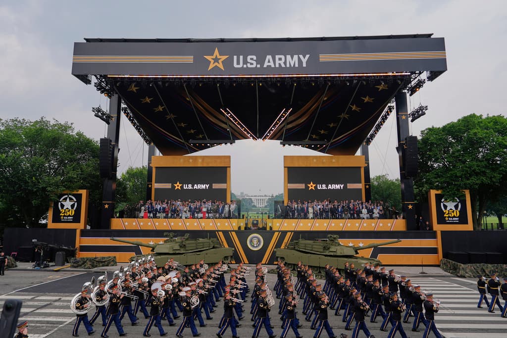 El presidente Donald Trump asiste a un desfile militar en conmemoración del 250.º aniversario del Ejército, coincidiendo con su 79.º cumpleaños, el sábado 14 de junio de 2025 en Washington. (Foto AP/Julia Demaree Nikhinson)