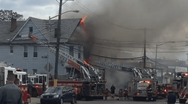 Bomberos intentan evitar que se siga extendiendo un fuego en Jamaica, Queens