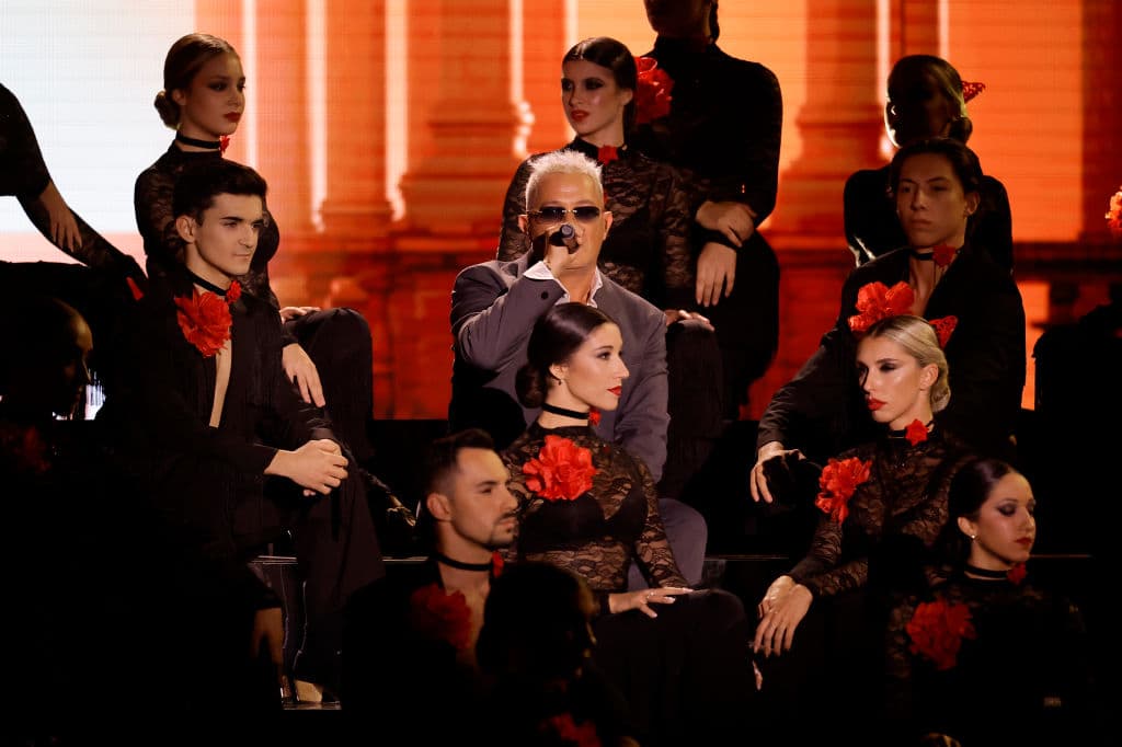 Otro de los cantantes españoles que se presentaron en La Noche Más Importante de la Música Latina fue Alejandro Sanz, quien subió al escenario para interpretar su éxito “Corazón Partío”.