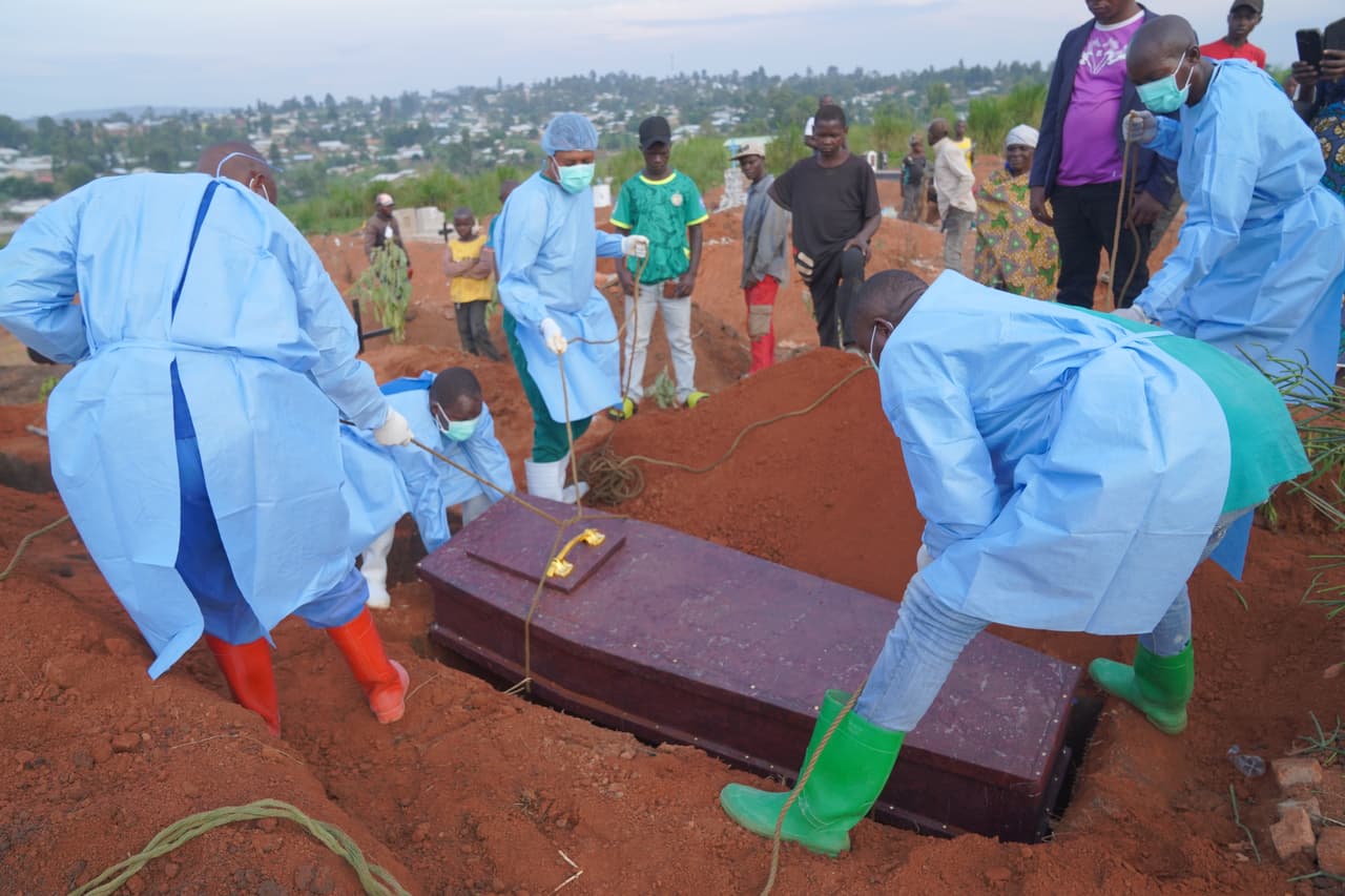 En los enterramientos bajo medidas excepcionales por la crisis sanitaria del pasado martes también se despidieron de Baudjo Baraka Jules, de 6 años, quien falleció a causa del ébola. (Foto AP/Dieudonne Dirole)