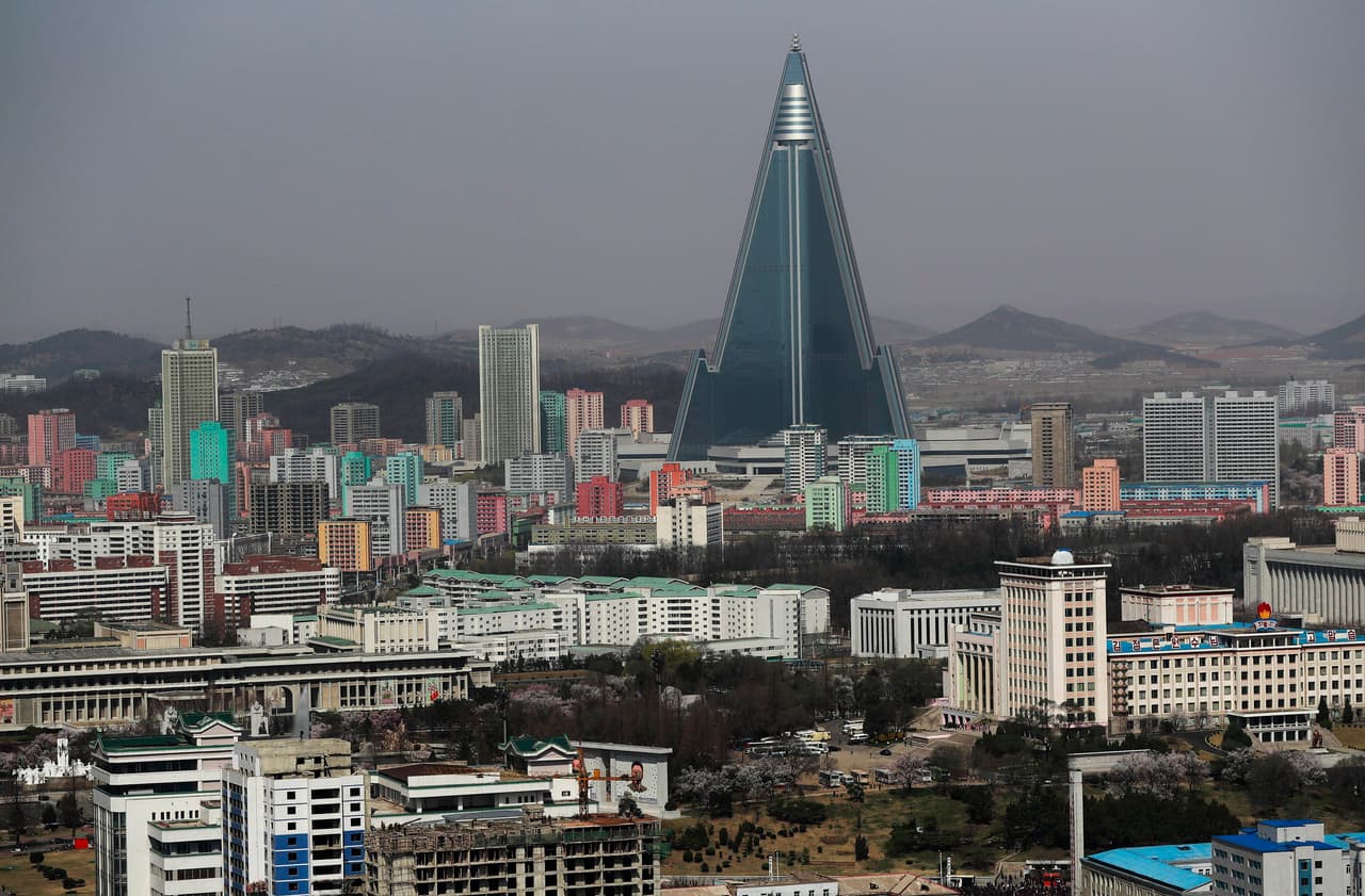 <b>La torre del Hotel Ryugyong.</b> Pese a sus peculiaridades políticas y sociales, en sitios web turísticos como 
<b><a href="http://www.north-korea-travel.com">KTG</a></b> se garantiza que es uno de los lugares más seguros del mundo para turistas admitiendo que también es uno de los países más aislados y cerrados al mundo exterior.