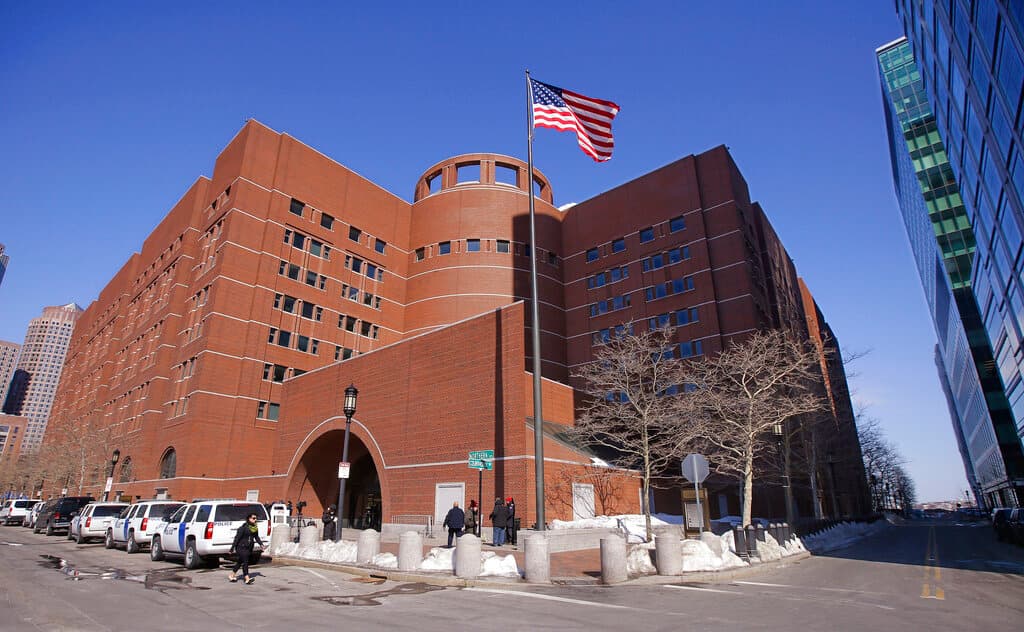 "Un asalto al Estado de derecho": juez que castigó a la mafia renuncia en protesta al asedio de Trump contra "adversarios" políticos