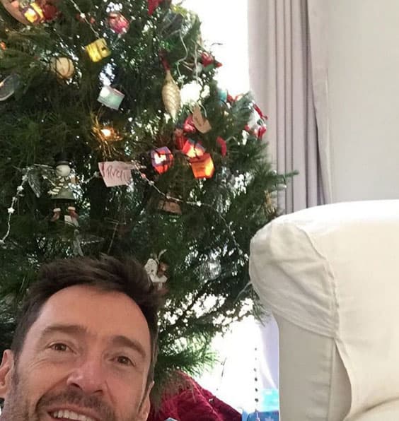 Hugh Jackman apenas se asomó para entrar a la foto con su arbolito.