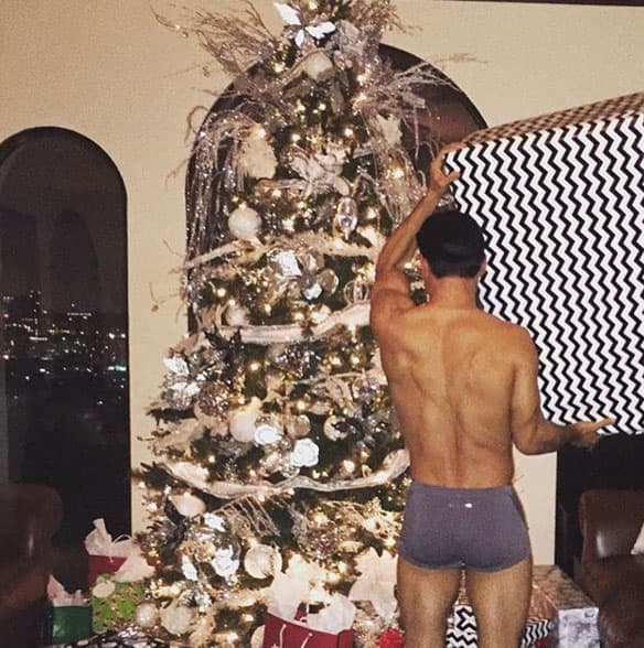 ¡Ay, Mario Lopez! ¿A poco así andas todo el tiempo por tu casa?