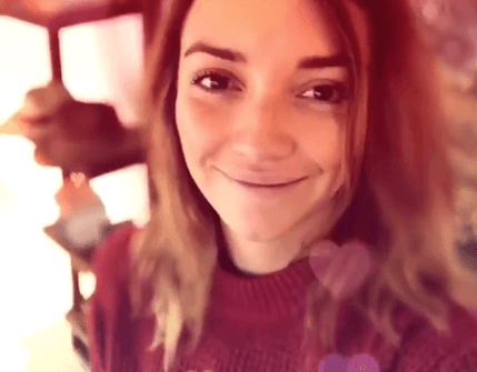 La niña rara de la Familia P. Luche ha dado de que hablar, luego de ser vista muy enamorada junto a su supuesta pareja. 
<br>