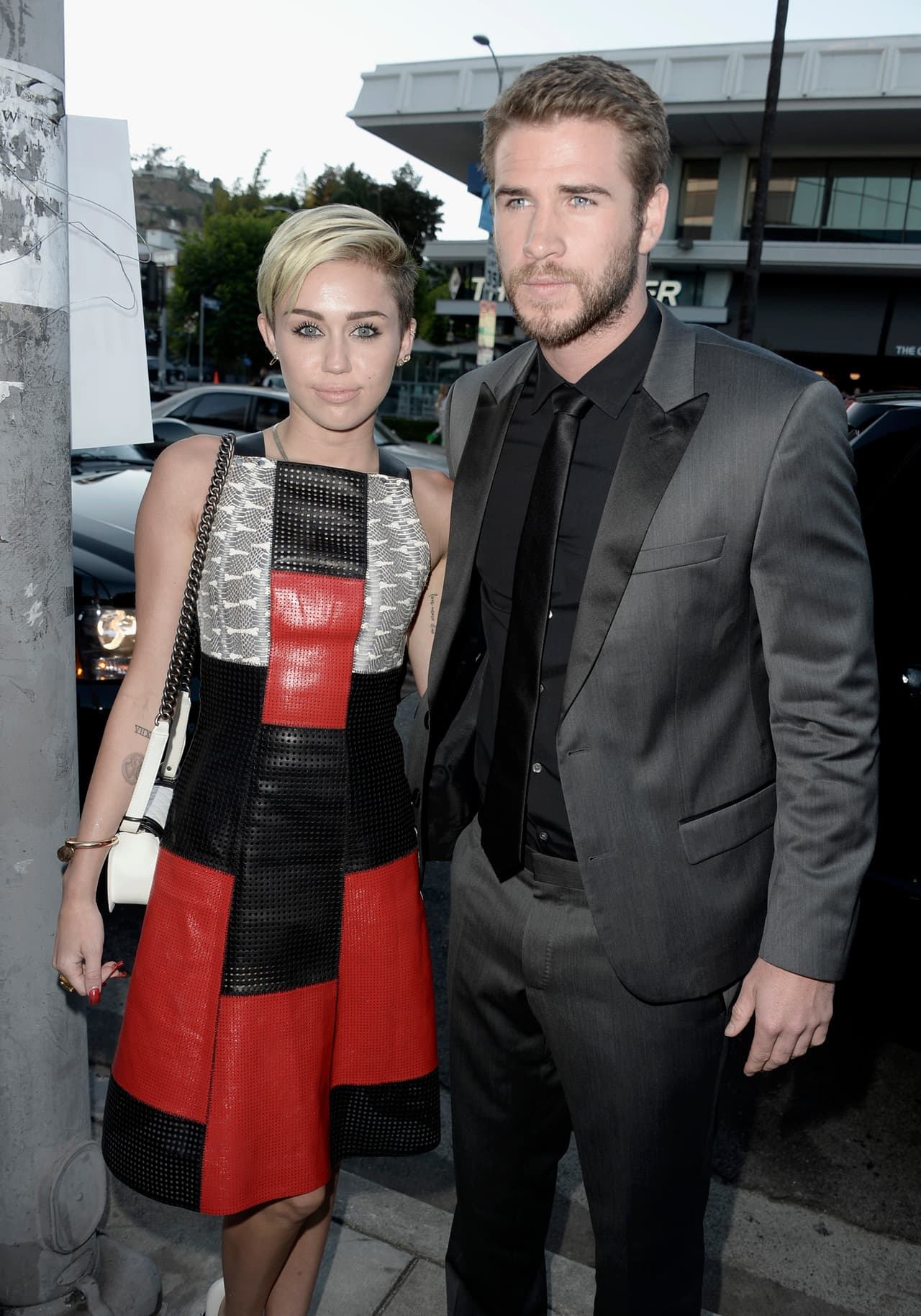 La historia de amor entre Liam y Miley inició en 2009 cuando ella, de 16 años, gozaba de la fama de 
<b><a href="https://www.univision.com/famosos/miley-cyrus-resucita-a-hannah-montana-8-anos-despues-del-fin-de-la-serie-video" target="_blank">su personaje 'Hannah Montana'.</a></b> Miley filmaba la película 'La última canción', siendo Hemsworth, de 19 años, el elegido para interpretar a su pareja.
<br>