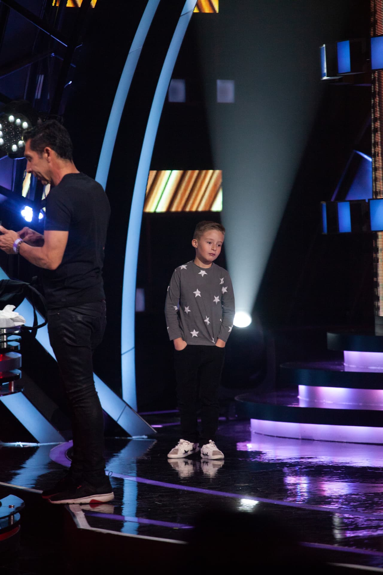 En este primer programa, Mateo iba del foro al camerino con su madre, donde comió a lado de ella. Aunque en algún momento lo vimos en backstage aún no existe la suficiente confianza para que los niños y él jueguen juntos.
