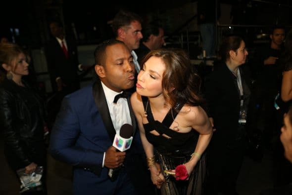 Tony Dandrades no desaprovechó la oportunidad para besuquear a la reina latina de la música.