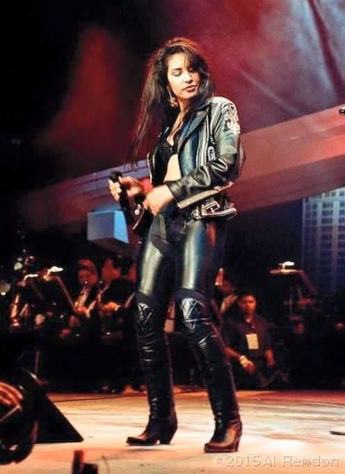 Sus botas y sus vaqueros de piel también se hicieron moda, pero era su flequillo lo que más imitaban sus fans.