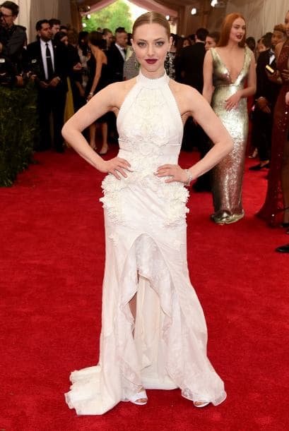 El vestido de la actriz Amanda Syfried parecía una obra de arte con origami, perfecto para la gala.