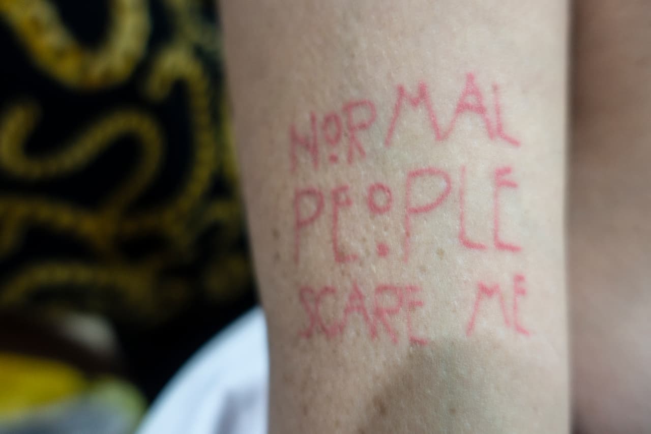 Lola ha usado su cuerpo como un libro en el que recopila lo que más la identifica con personajes que admira o que le han dejado grandes enseñanzas en su vida, como Peter Pan, Michael Jackson o John Lennon.
<br>